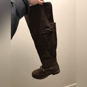 Over the knee rider boots in brown with gold chain and buckle